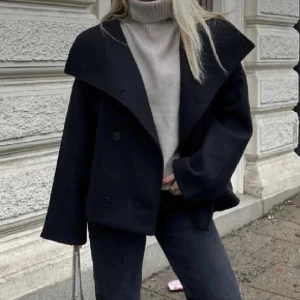 Kappa - Snygg svart kappa från H&M. Vindfodrad, passar perfekt till våren. Ena fickan har ett hål i innertyget men går fortfarande att använda (eller laga)🤗 Första bilden är lånad❤️