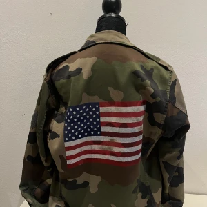 UNIK MILITÄRJACKA  - Säljer denna super fina militär jacka med 🇺🇸 på ryggen🌟 Jackan är köpt second hand men är fortfarande i bra skick🩷 Vet ej vad storleken är eftersom den är köpt secondhand men är ca 34/36 beroende på hur man vill ha den🩷🩷