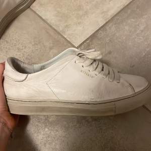 Vita arigato skor, lite små slitna men annars i super skick!💓stl 38