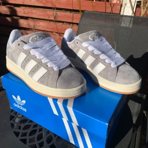 Adidas campus 00 - hej, säljer mina ett par adidas campus 00 i färgen grey, dem är helt nya och har endast provtestats hemma. Kvitto och äkhetsbevis finns!