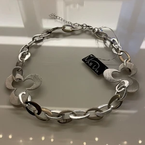 Silvrigt vintage halsband - Superfint halsband i stål från Miss Dee✨Helt nytt med lapp, aldrig använt😇