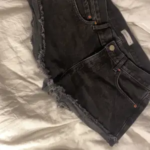 Ett par jätte fina jeans short nyskick använd ungefär 3 gånger, jag som är xxs när det gäller shorts tycker det är lite förstora i midijan fast de passar xs-s, orginal pris är 399kr 💘