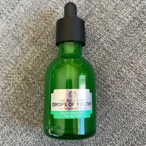 Serum  - Fick detta serumet i en Glossybox. Har använt cirka 4 droppar i från en pipett. Men min känsliga hud tyckte inte om detta och därför säljer jag de till någon som tycker om denna produkt. Nypris hos The body shop 495 kr.🩷