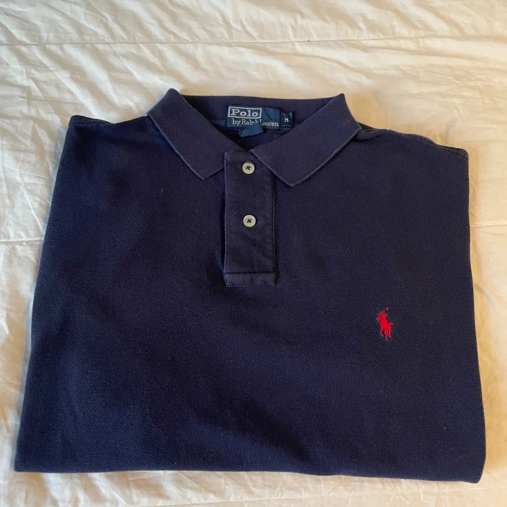 Custom Slim Fit Polo Newport Navy | skick 9/10 | riktig stilig tröja som lägger en fin touch i garderoben ✅| inköpt för 1399:-. Skjortor.