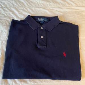 Custom Slim Fit Polo Newport Navy | skick 9/10 | riktig stilig tröja som lägger en fin touch i garderoben ✅| inköpt för 1399:-