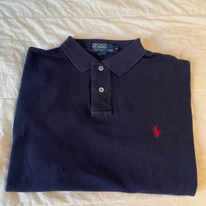 Ralph Lauren Polo Piké  - Custom Slim Fit Polo Newport Navy | skick 9/10 | riktig stilig tröja som lägger en fin touch i garderoben ✅| inköpt för 1399:-