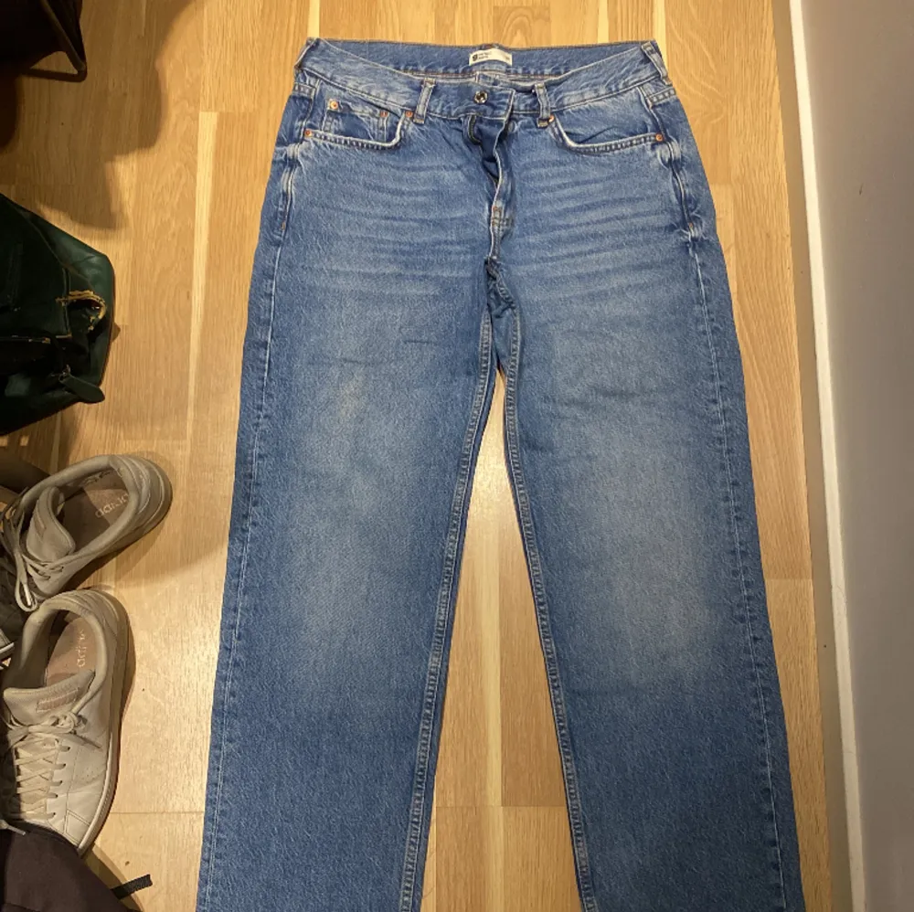 Ginatricot perfekt jeans raka ben med låg midja strl 38! Sparsamt använda inga defekter💗 Skriv om ni har frågor💗. Jeans & Byxor.