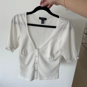 Vit topp  - Vit figursydd topp med knappt från New Look🤍 aldrig använd