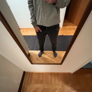 Replay anbass - Tjena! Säljer nu dessa replay jeansen i den kända modellen anbass // Skick 7/10 då det är en liten defekt vid skrevet // vid frågor eller funderingar så kom pm🙌