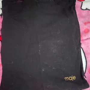 Maje - Säljer min fina maje väska för pga använde tomte har använt den minst 5 gånger