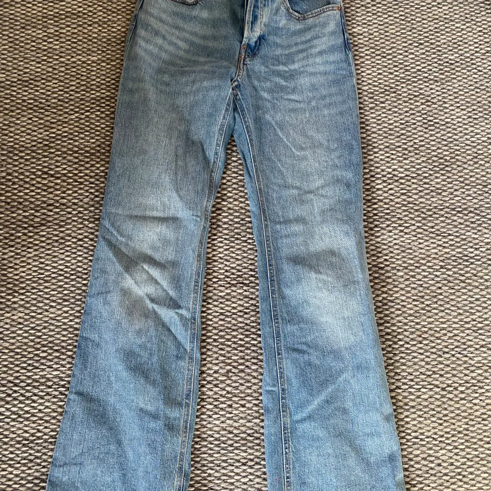 Superfina blå jeans från HM. I bootcut.  Köpt för ca 2 år sedan men använd endast en gång och säljer pga att de är för små. Väldigt bra skick! Strl 160 för barn men passar xs skulle jag säga. ❤️❤️. Jeans & Byxor.
