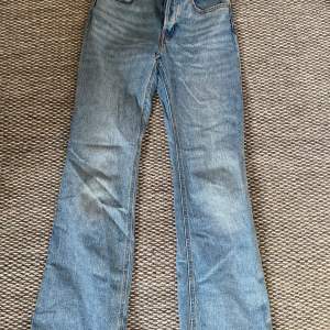 Superfina blå jeans från HM. I bootcut.  Köpt för ca 2 år sedan men använd endast en gång och säljer pga att de är för små. Väldigt bra skick! Strl 160 för barn men passar xs skulle jag säga. ❤️❤️