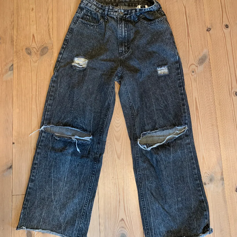 Svarta jeans med hål, använt få gånger så bra skick! . Jeans & Byxor.