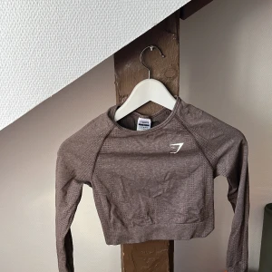 Gymshark tröja - Fin brun top från gymshark i strl S. Kortare modell. Sparsamt använd💗
