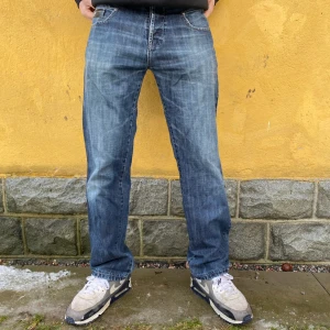 Jeans från G-Star med broderad logga - Storlek: 33 Skick: Mycket bra skick  📏 MÅTT 📏 Midja: 43cm Ytterbensmått: 107cm Innerbensmått: 82cm Gren: 28cm Öppning ben: 21cm  Modellerna är 165cm och 181cm långa.