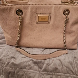 Guess väska - I bra skick, någon fläck i ett innerfack