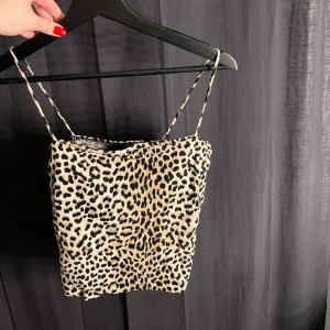 Leopard linne  - Storlek L men passar S/M om man ej vill att det ska sitta super tight 