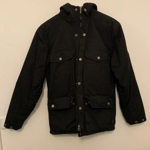 Fjällräven vinterjacka  - Svart vinterjacka från fjällräven. Använd men i bra skick. Storlek xxs men sitter som xs 