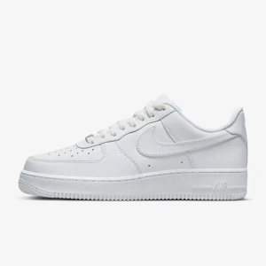 Air force 1 - Säljer mina air force 1 som använts enstaka gånger. Metallbiten borttagen men finns kvar om den önskas. Köpta förra våren🤍