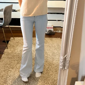 Lågmidjade bootcut jeans - Säljer dessa jeans då de ej kommer till användning, jag är 168 cm! Gylfen är trasig men det går o laga💝innerbenslängen är 80 cm o midjan 35