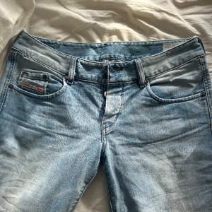 Raka diesel jeans strlk W29 L32. Kortärmade längst ner så de ska svänga ut mer (se bild 3). Köpta på marknad i Italien. Skriv för fler bilder ❤️❤️