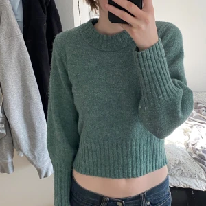 Grön tröja  - Jätteskön och ganska så stretchigt material! Den är inte sticksig! 💕 Pris går att diskuteras!