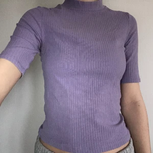 Lila tshirt/ topp  - Snygg lila tshirt/ topp från Monki med hög krage. Inga defekter alls, FÖRESLÅ PRIS💕