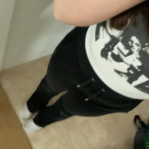 Juicy couture - Jätte fina juicy byxor som e högmidjade men kan vika ner dom, sitter lite tajt vid magen men a, diamanter på rumpan och jag är 159 cm lång(du betalar frakten)