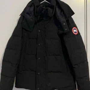 Canada Goose Jacka   - Vädligt varm och skön Canada goose jacka knappt använd. Den är bra till vinter och våren. Det är en wyndham parka. Den passar både XS och S