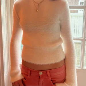 Fluff tröja - As snygg fluffig vit tröja från zara💖 Använd fåtal gånger men har en liten fläck på armen men inget som man tänker på💘💛