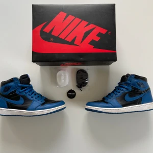 Jordan 1 High Marina Blue - Hej  Säljer mina jordans i storlek 42. Flaws finns på skorna men de har mycket kvar att ge. Allt OG ingår!  Bara att be om fler bilder.