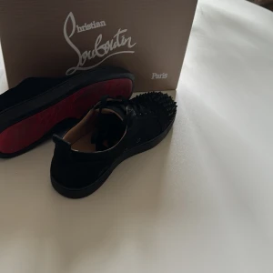 Christian louboutin - Säljer nu mina lobus eftersom dom inte kommer till användning, 9/10 skick storlek 39 , innermått är 26  ,hör gärna av er om ni har några frågor 