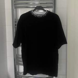 Acne studios t shirt  Storlek:s Bra skick Kvitto finns 