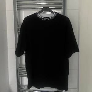Acne t shirt  - Acne studios t shirt  Storlek:s Bra skick Kvitto finns 