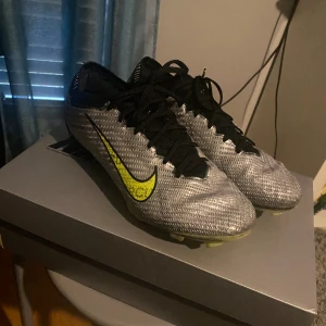 Nike elite fotbollsskor  - Jag säljer ett par riktigt snygga fotbollsskor i storlek 40/5. Ny pris 2800 kr. 