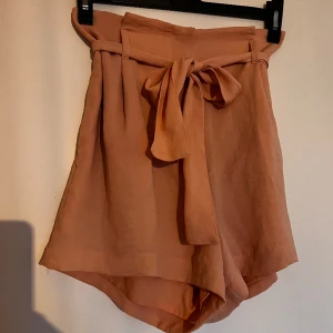 Shorts  - Härliga sommar shorts som är luftiga. Använda max 2 gånger.