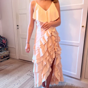 Klänning!  - Så snygg klänning som passar perfekt till lite festligare tillfällen i sommar❤️