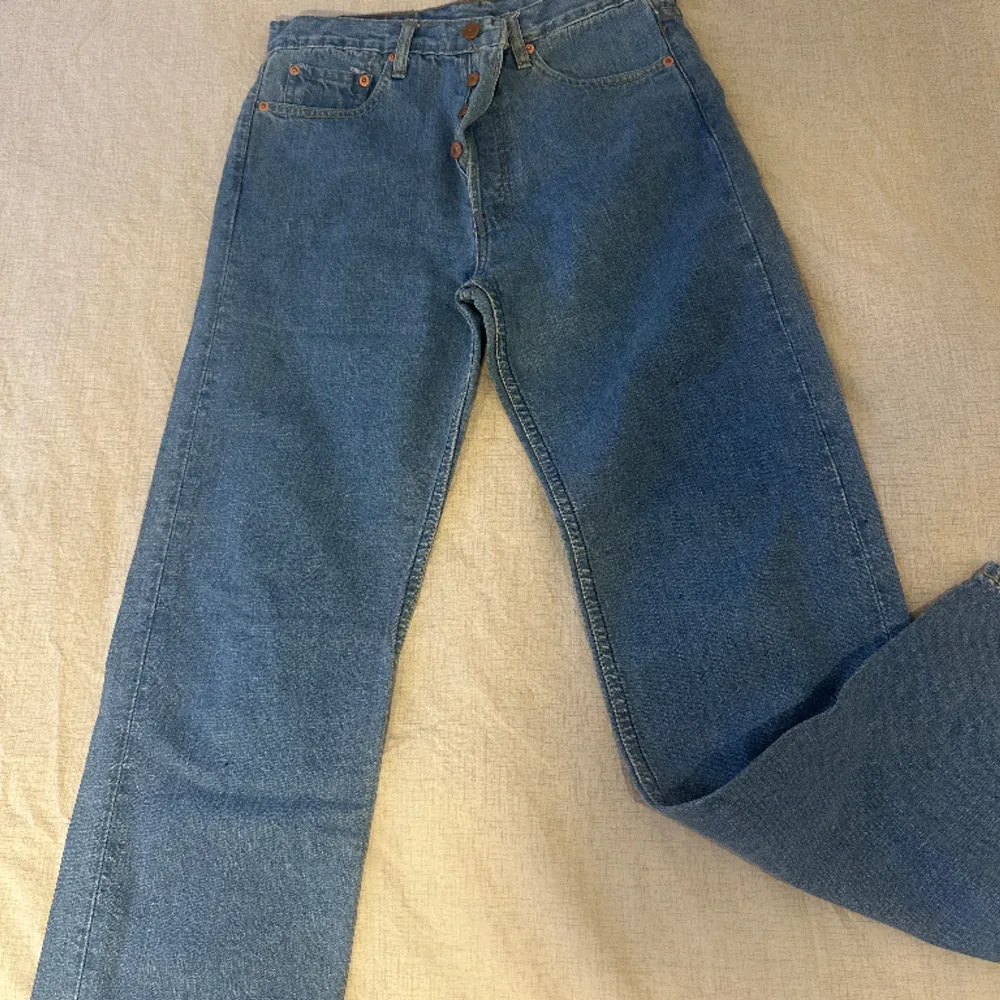 Levi’s 501 högmidjade jeans i färgen blå . Jeans & Byxor.