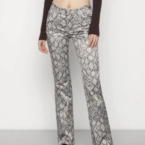 Weekday omrbyxor - Knapp använda  Så himla snygga