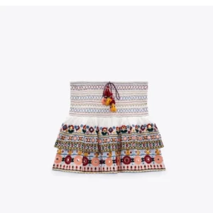 Zara kjol - Så snygga sommarkjol som matchar till så mycket💛 Säljer pgr av att den tyvärr inte kommer till användning, använd max 3 ggr så den är i nyskick! Skriv för fler bilder💛💛