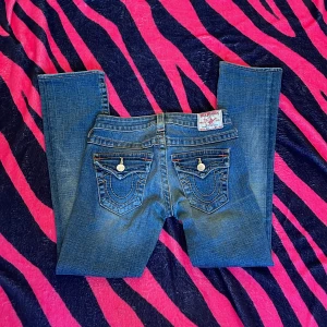 Botcut true religions  - Köpte de på sellpy har aldrig typ använt, jätte bra skick d det raka ut men det är botcut 