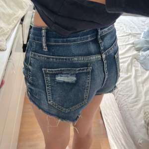 korta shorts som är stretchiga den har inga defekter skriv om ni har frågor🩷🩷