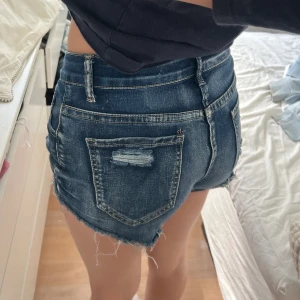 shorts - korta shorts som är stretchiga den har inga defekter skriv om ni har frågor🩷🩷