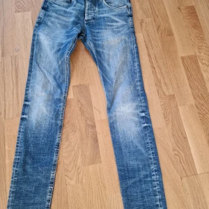 Jeans slim fit - Slimfit väldigt bra, skick använt en gång. Str 27/32 från Jack & Jones