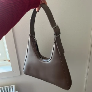 Carin Wester Väska - Splitter ny CW väska i beige brun färg.   