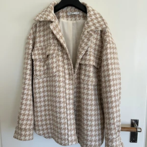 Oversized vårjacka - Vårjacka från NA-KD i väldigt bra skick. Storlek 34 men passar även 36. 