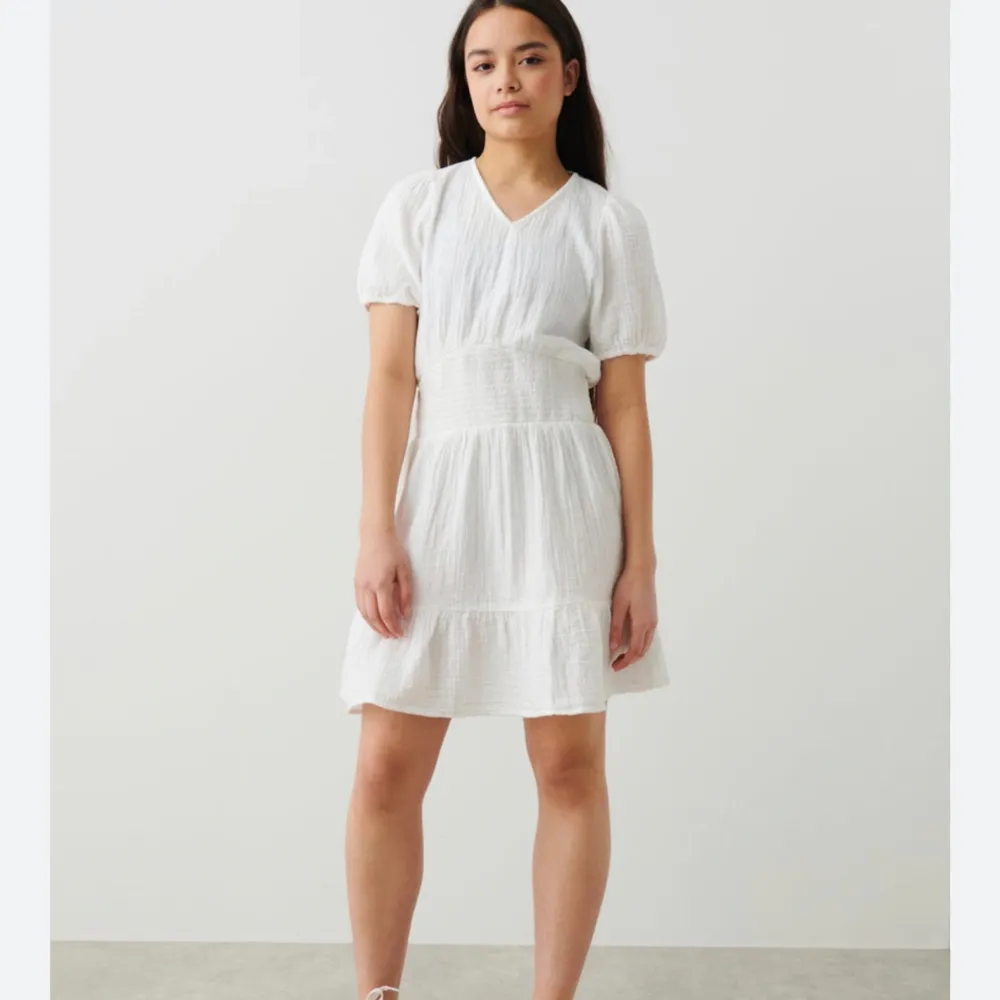 Säljer denna klänningen pga av den är för liten för mig.( har bara använt 2 gånger). Ifall du vill köpa kan du trycka på köp nu eller skriva till mig ifall du undrar något.. Klänningar.
