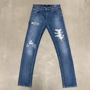 Hej! Säljer nu dessa super snygga ljusblåa jeansen från Replay i modellen ”Grower” (slim/stragiht fit) Jeansen är i toppen skick utan hål eller defekter. Storlek W29/L34. Kan frakta eller mötas upp i Kungälv.