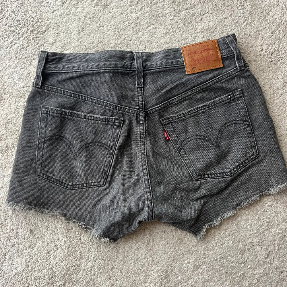 Säljer dessa Levis 501 shorts! Tyvärr för små för mig men verkligen supersnygga till sommaren!💕. Shorts.