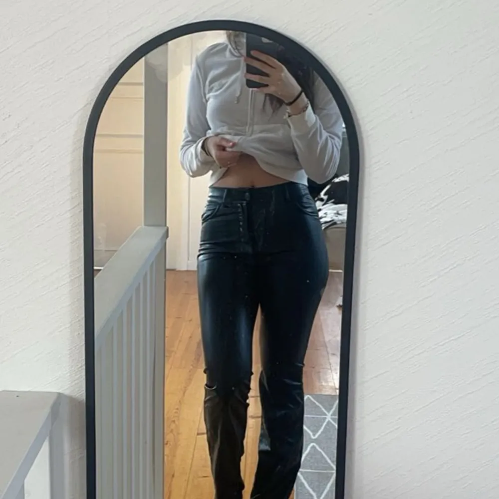 Säljer denna skinnbyxa från zara, då den inte kommer till användning. Nypris 599kr, säljer för 250🥰vid fler bilder är de bara att skriva privat🩷. Jeans & Byxor.